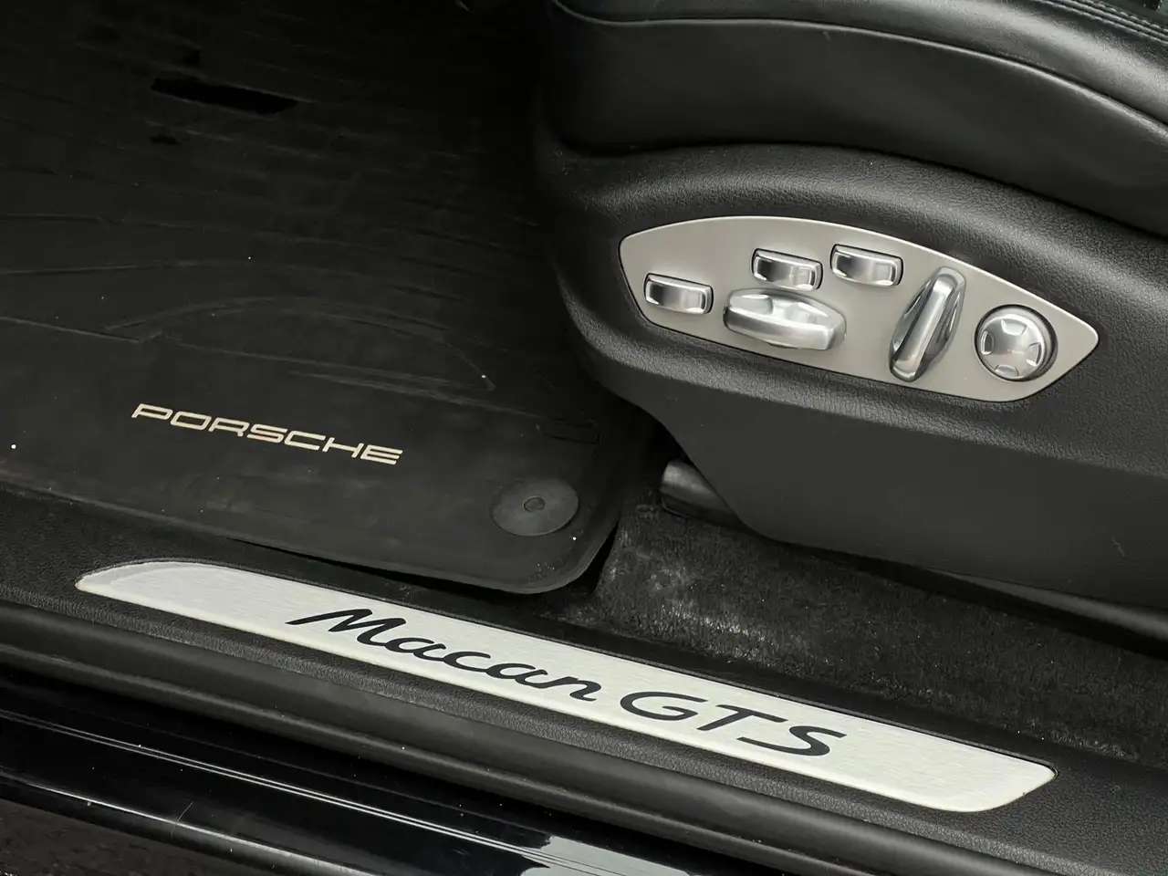 Porsche Macan photo Porsche Macan