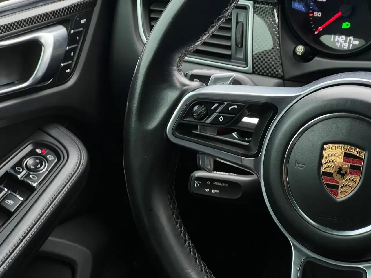 Porsche Macan photo Porsche Macan