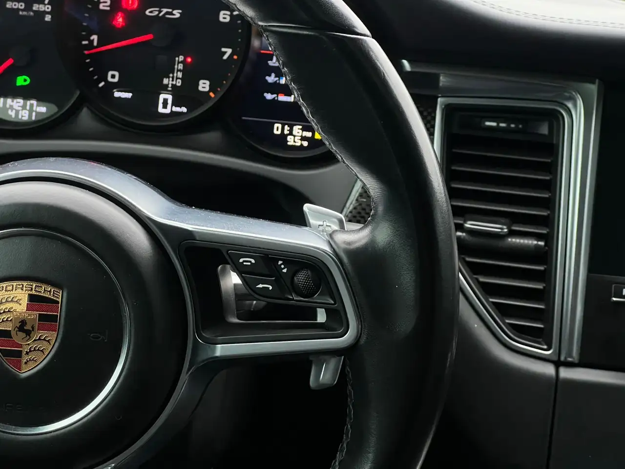 Porsche Macan photo Porsche Macan