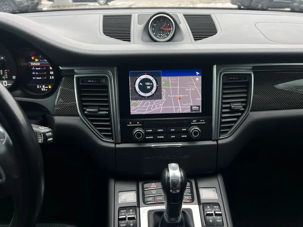 Porsche Macan photo Porsche Macan