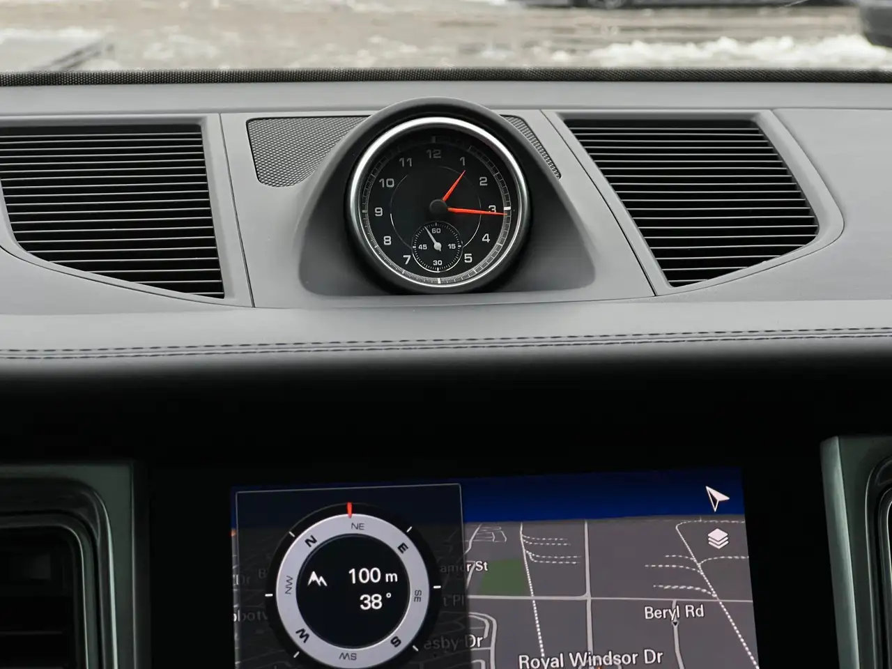 Porsche Macan photo Porsche Macan