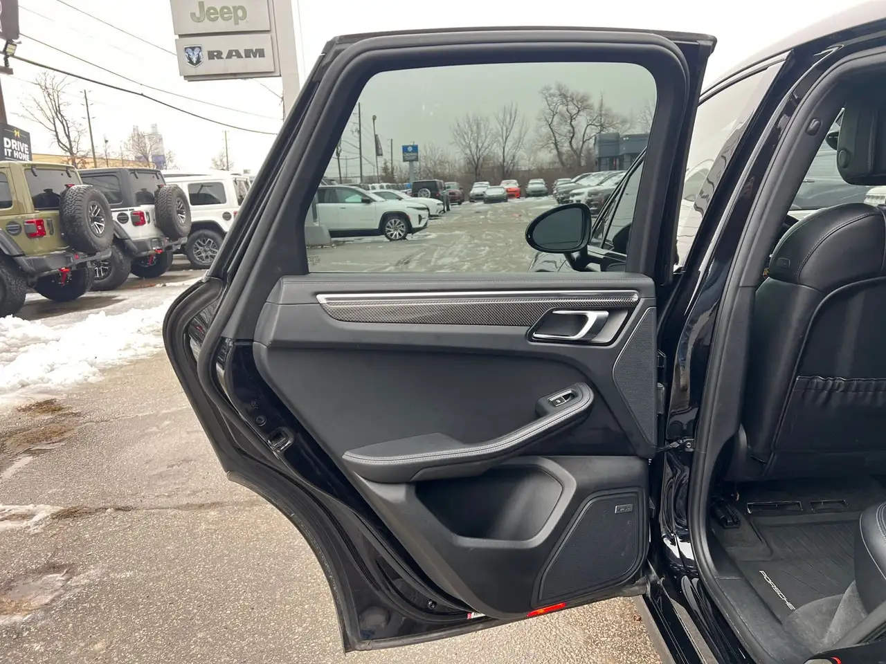 Porsche Macan photo Porsche Macan