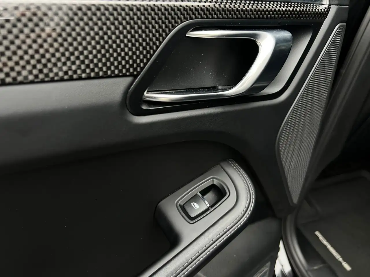 Porsche Macan photo Porsche Macan