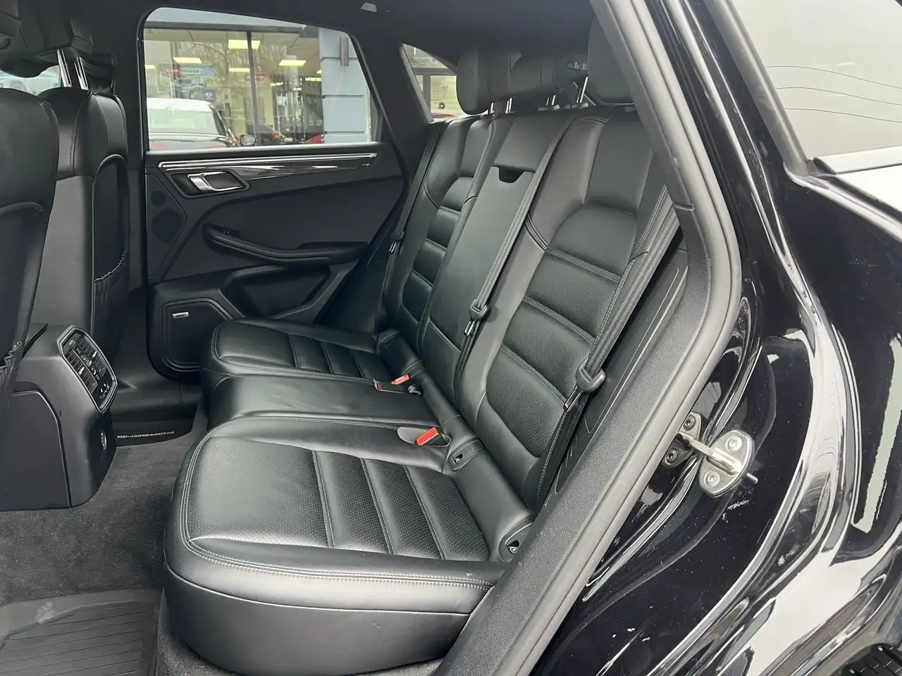 Porsche Macan photo Porsche Macan
