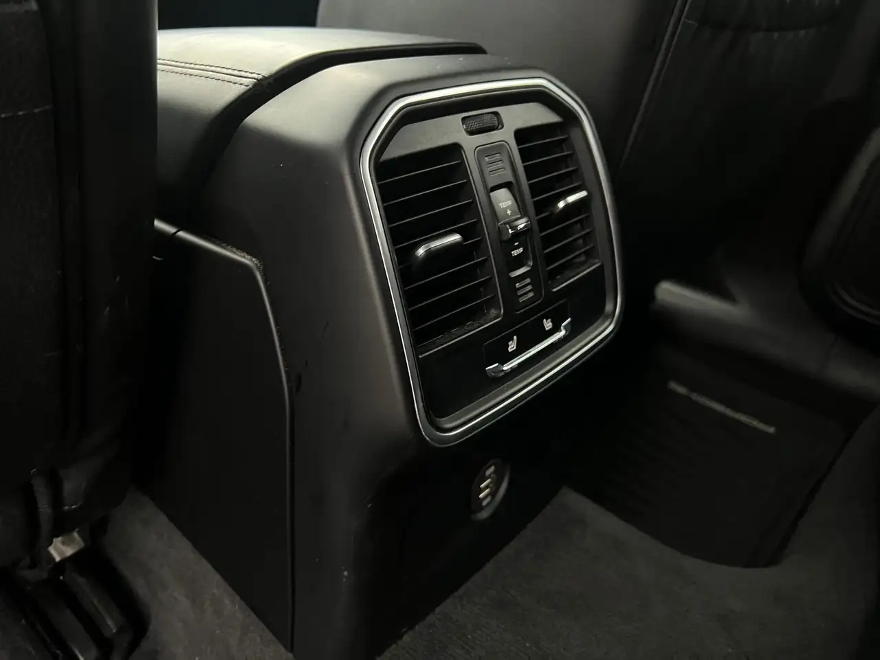 Porsche Macan photo Porsche Macan