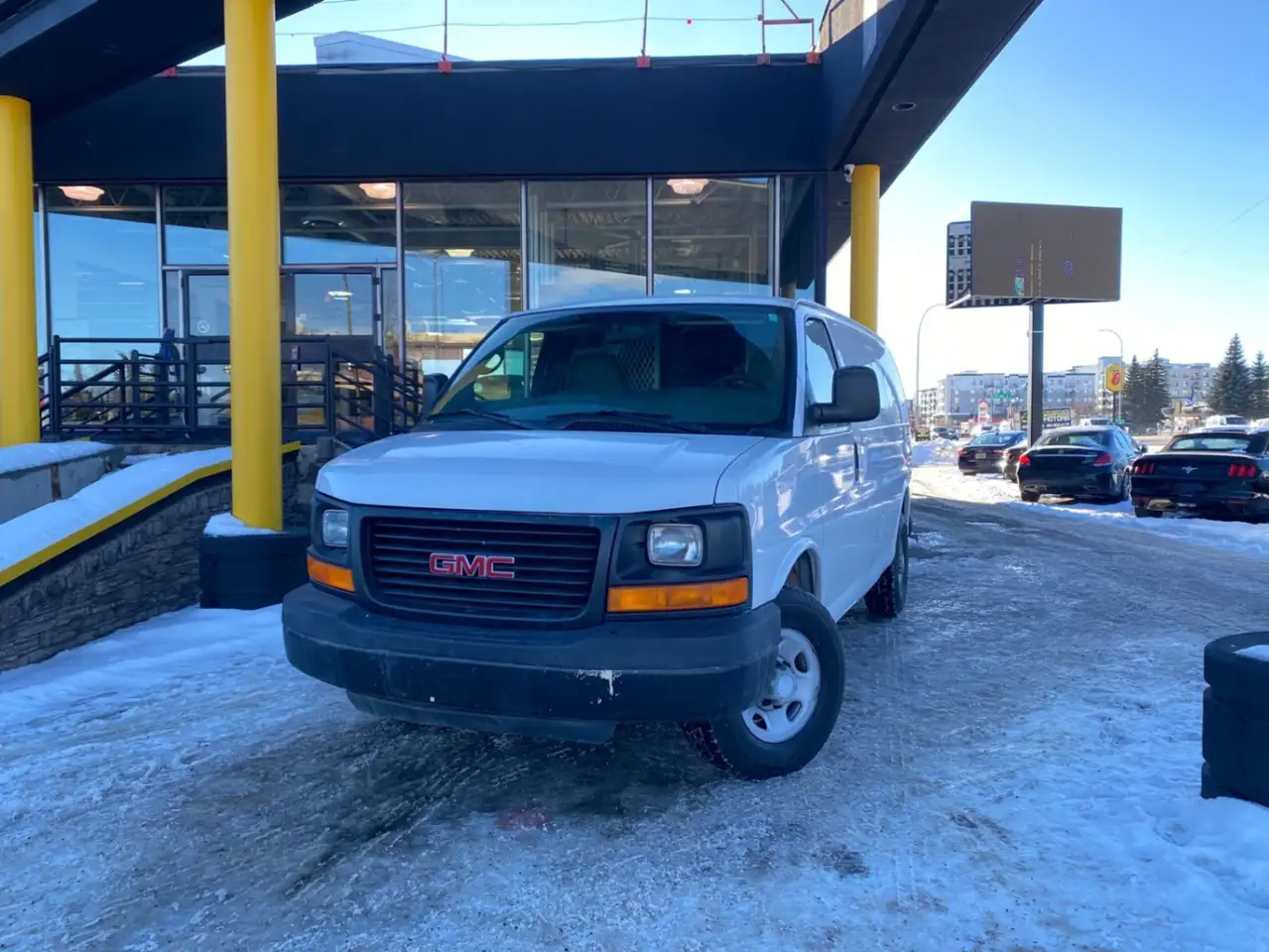 GMC Savana снимка GMC Savana