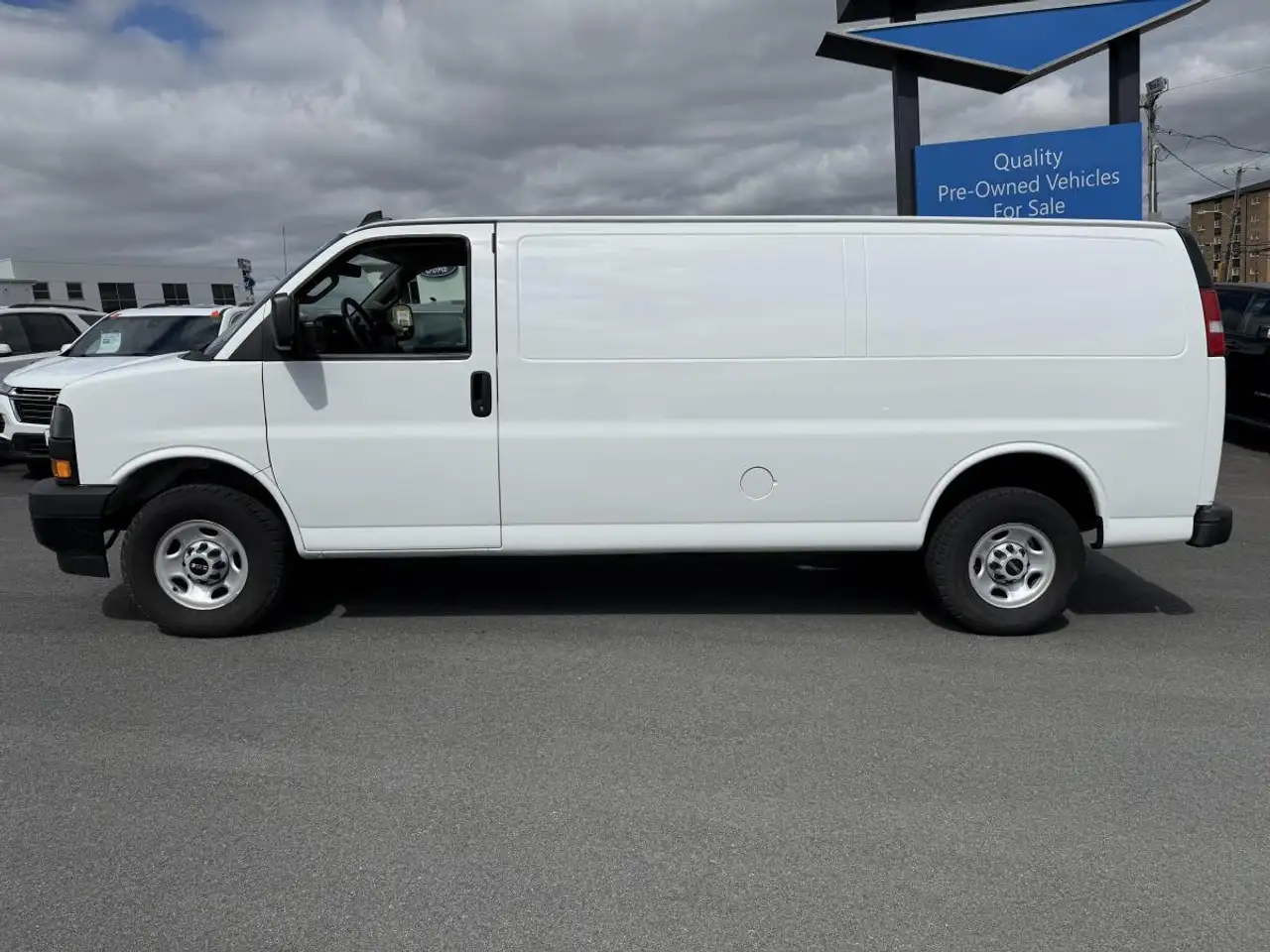 GMC Savana photo GMC Savana