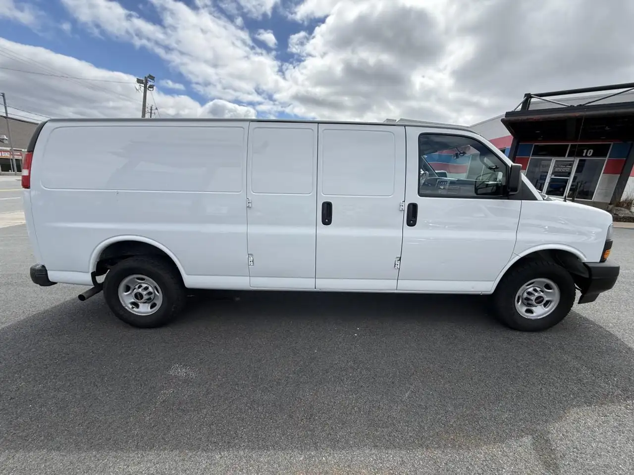 GMC Savana photo GMC Savana