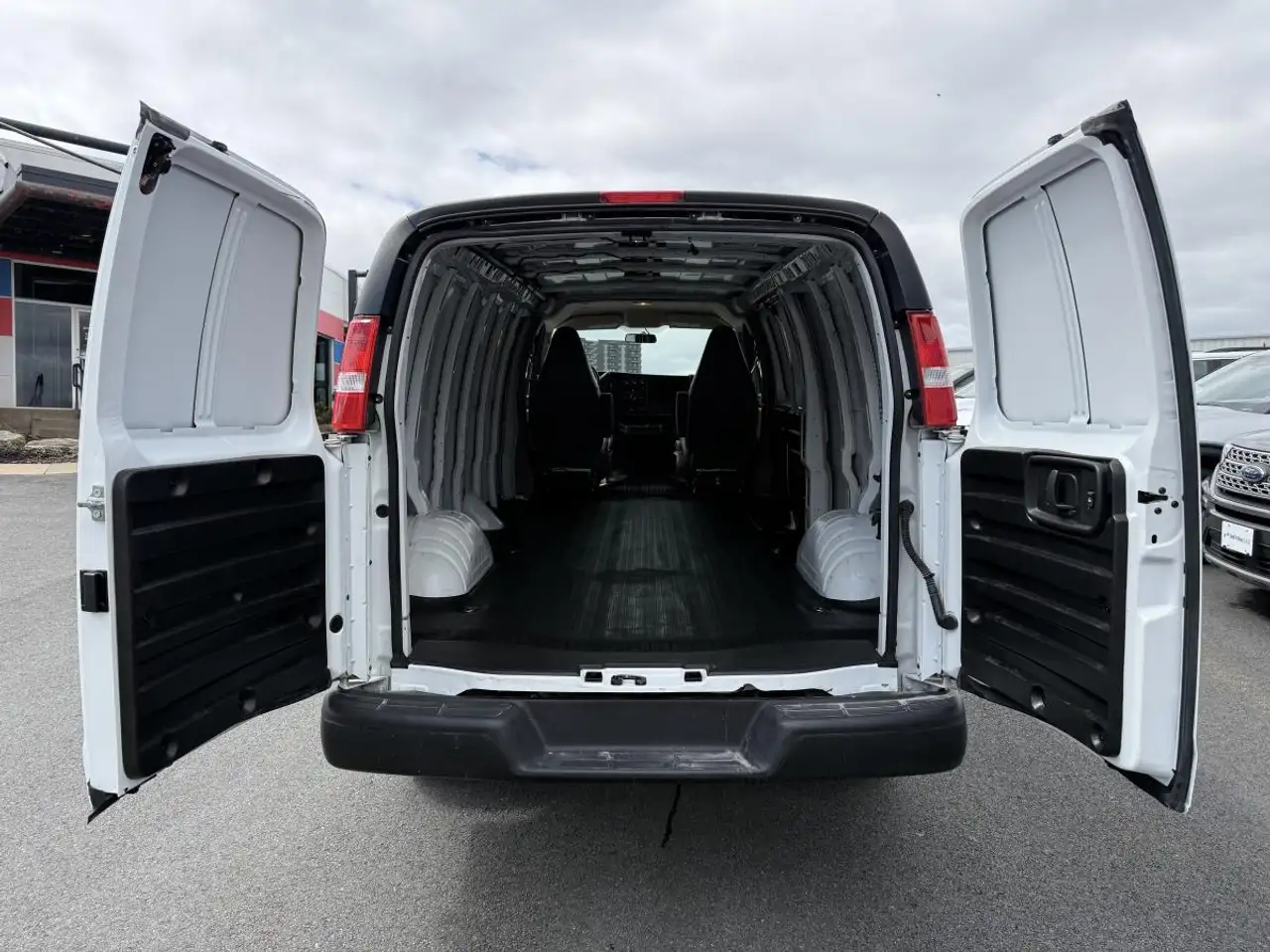 GMC Savana photo GMC Savana