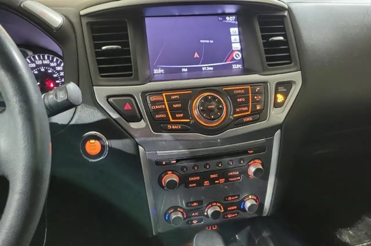 Nissan Pathfinder снимка Nissan Pathfinder