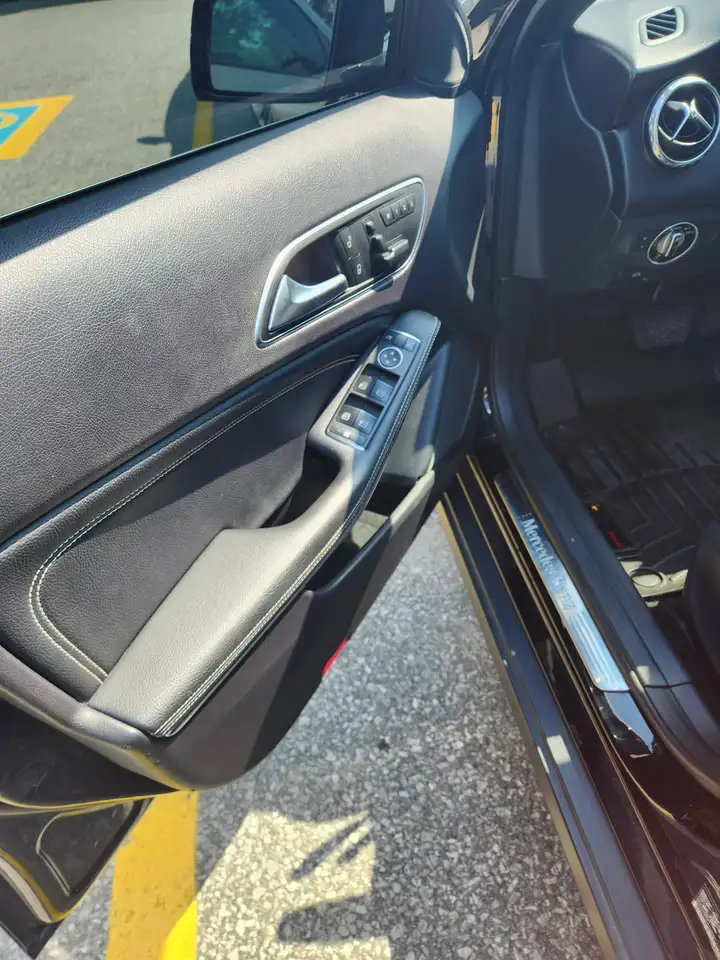 Mercedes-Benz GLA снимка Mercedes-Benz GLA