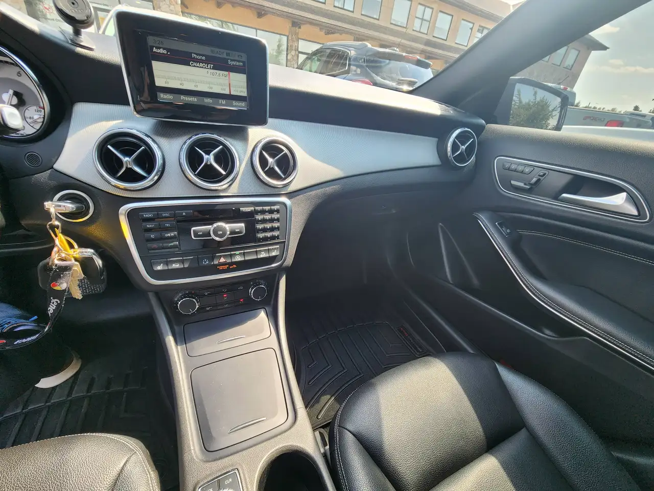 Mercedes-Benz GLA снимка Mercedes-Benz GLA