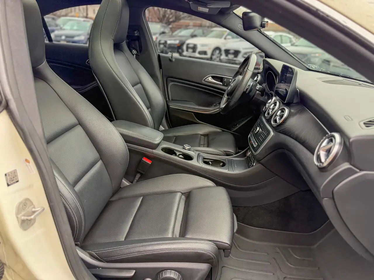 Mercedes-Benz CLA снимка Mercedes-Benz CLA