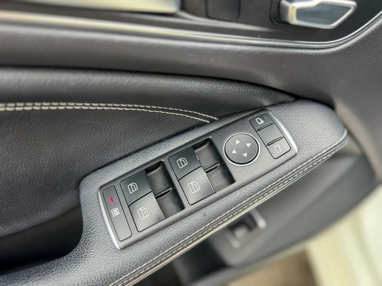 Mercedes-Benz CLA снимка Mercedes-Benz CLA