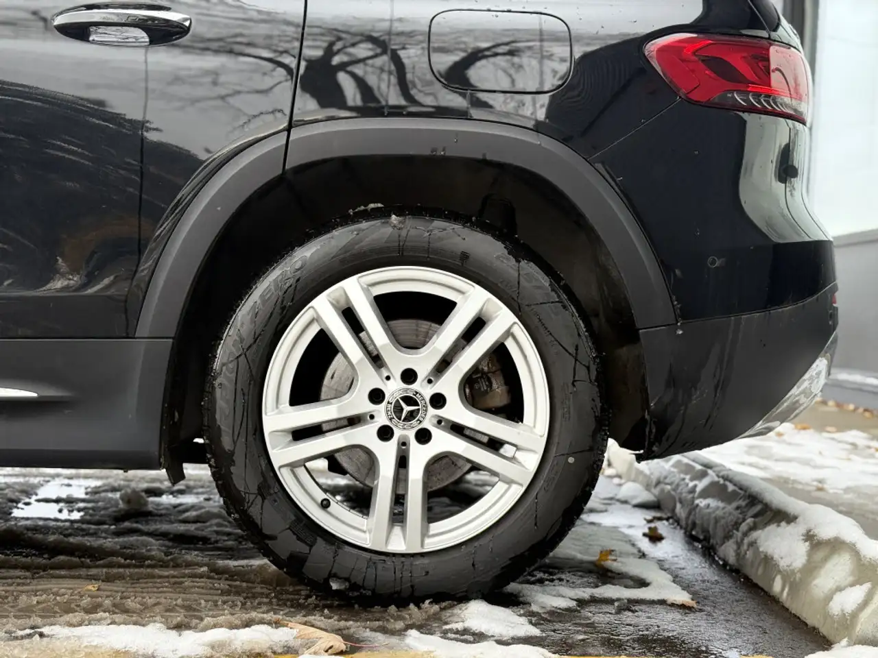 Mercedes-Benz GLB снимка Mercedes-Benz GLB