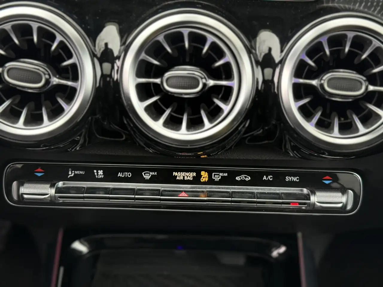 Mercedes-Benz GLB снимка Mercedes-Benz GLB