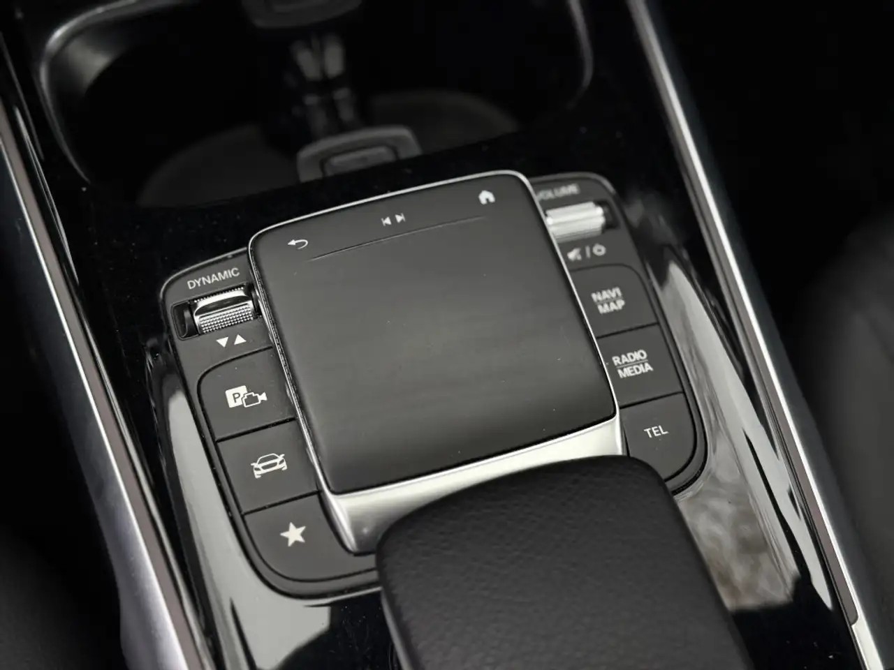 Mercedes-Benz GLB снимка Mercedes-Benz GLB