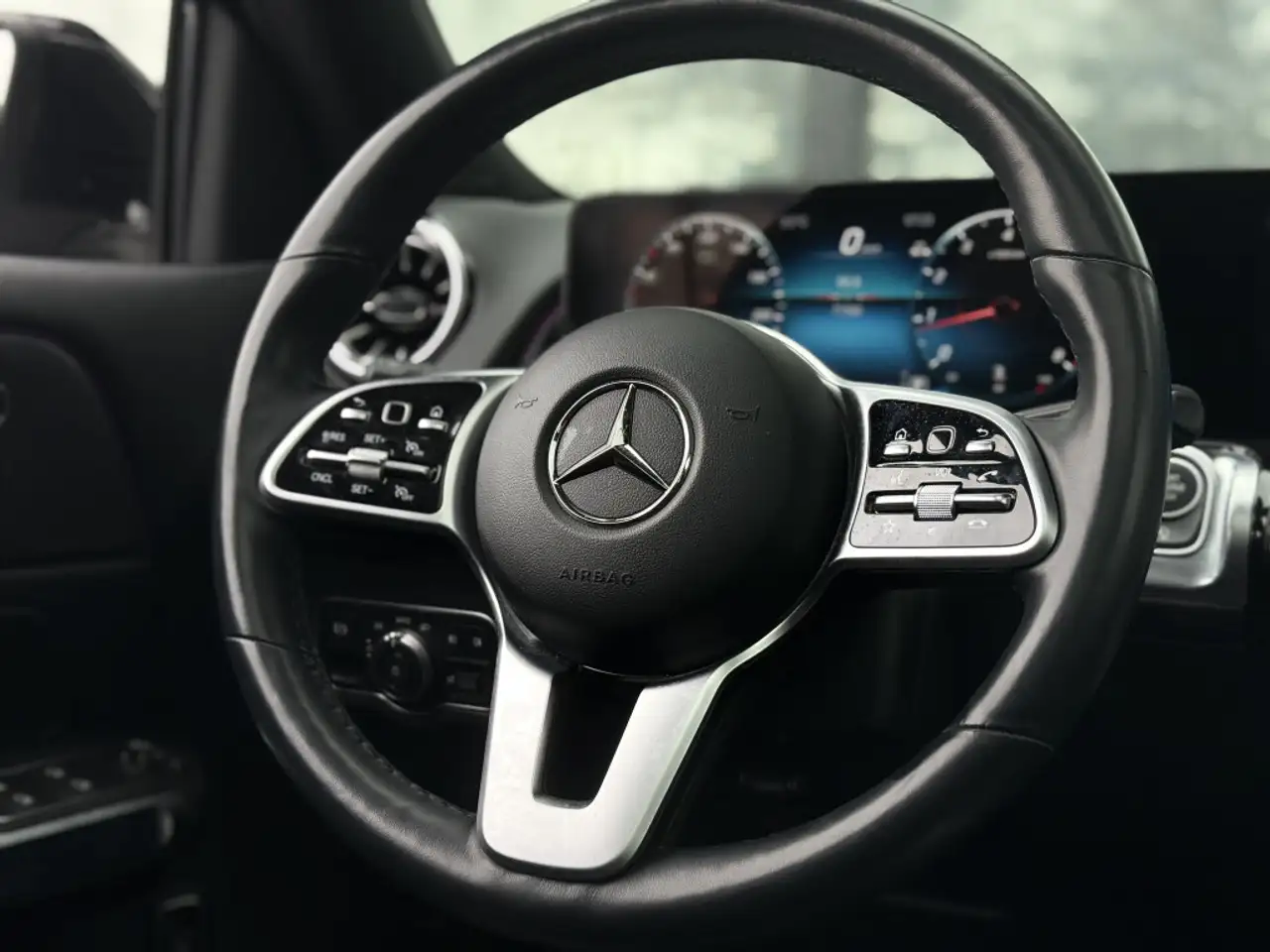 Mercedes-Benz GLB снимка Mercedes-Benz GLB