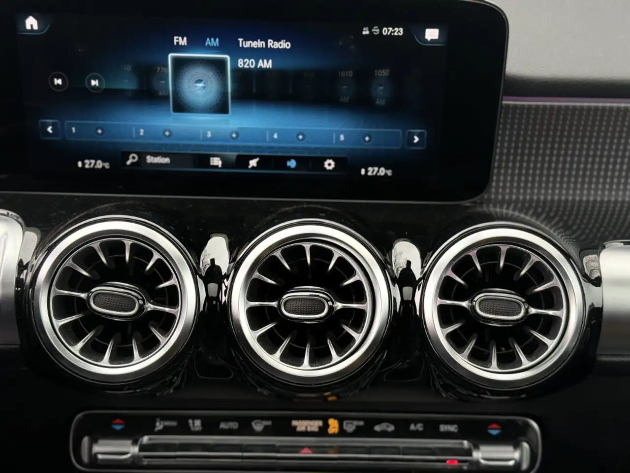 Mercedes-Benz GLB снимка Mercedes-Benz GLB