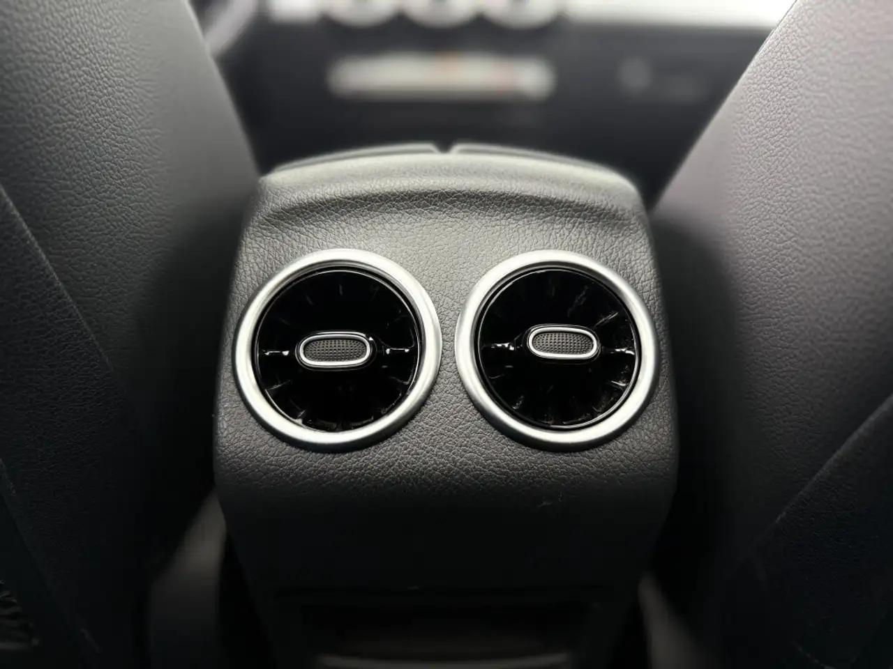 Mercedes-Benz GLB снимка Mercedes-Benz GLB
