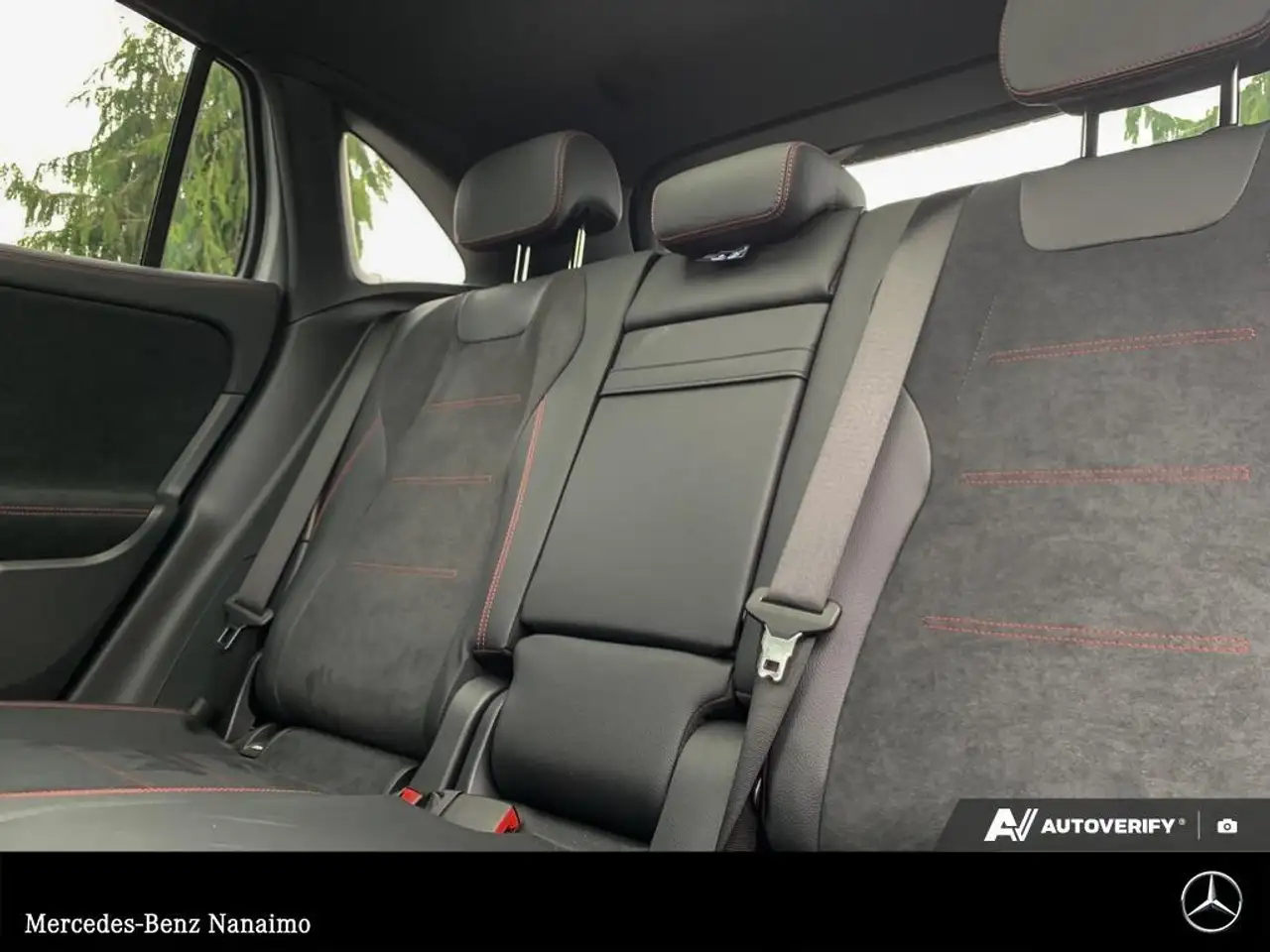 Mercedes-Benz GLA снимка Mercedes-Benz GLA