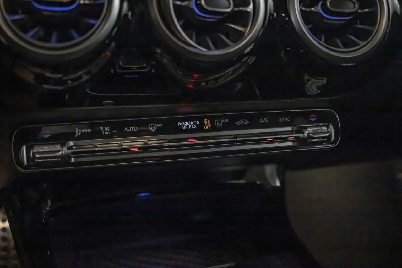 Mercedes-Benz CLA снимка Mercedes-Benz CLA