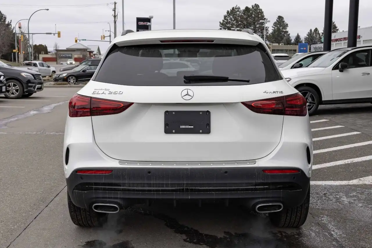 Mercedes-Benz GLA снимка Mercedes-Benz GLA