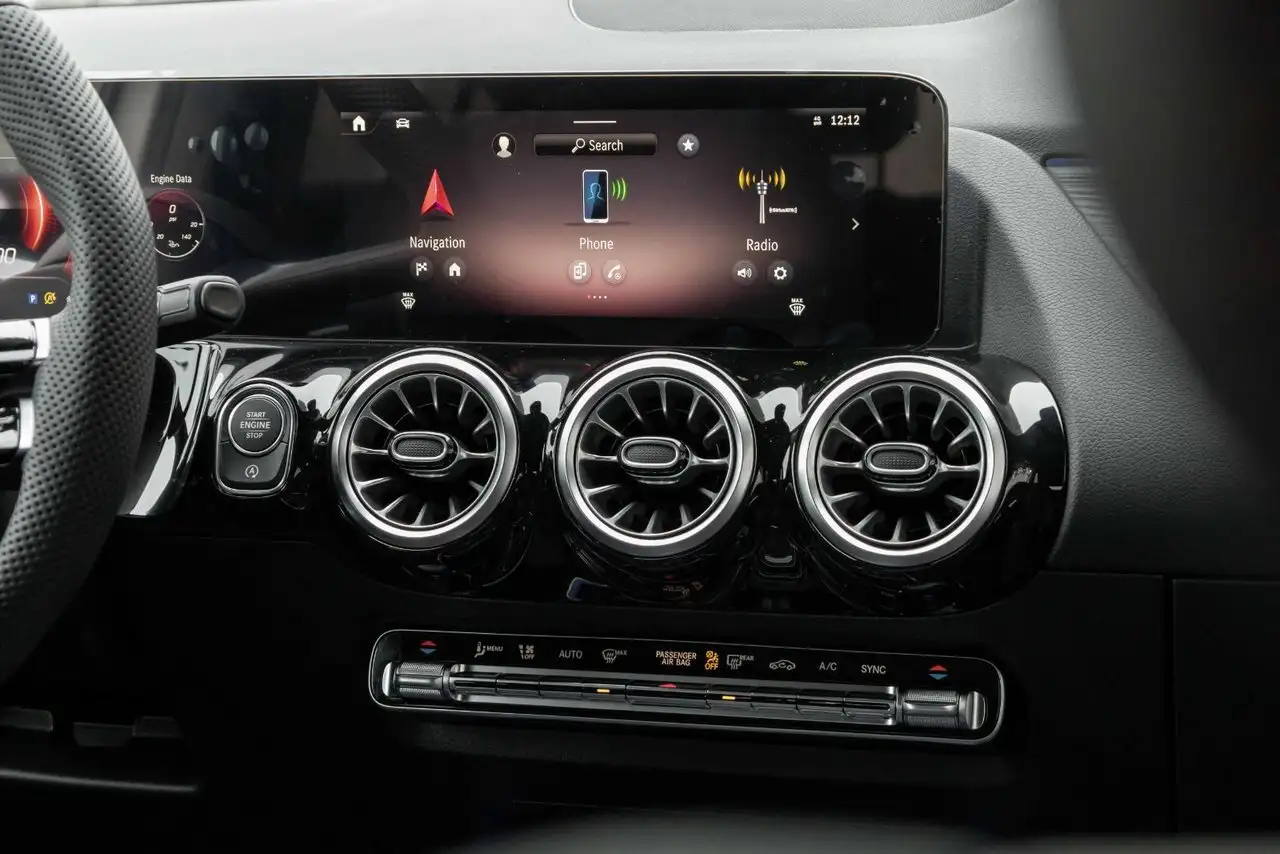 Mercedes-Benz GLA снимка Mercedes-Benz GLA