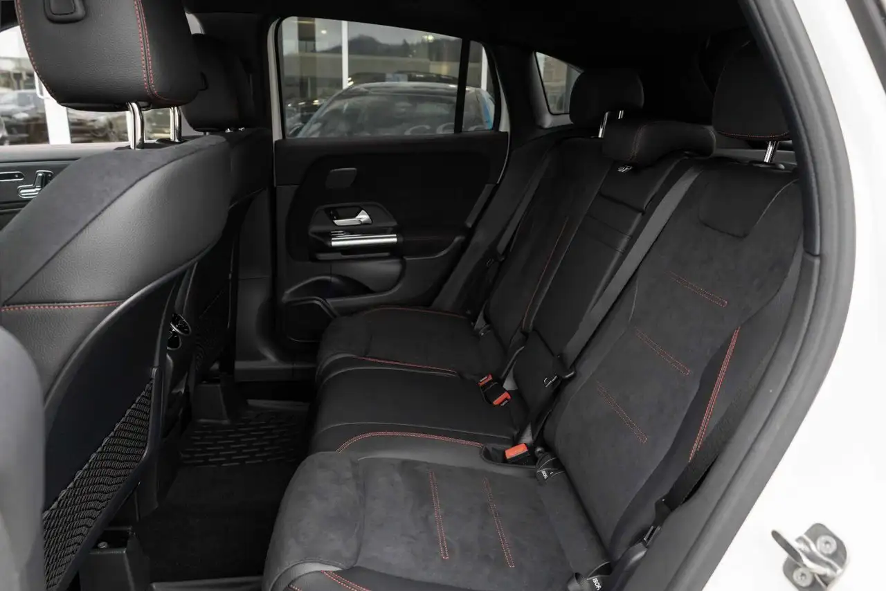 Mercedes-Benz GLA снимка Mercedes-Benz GLA