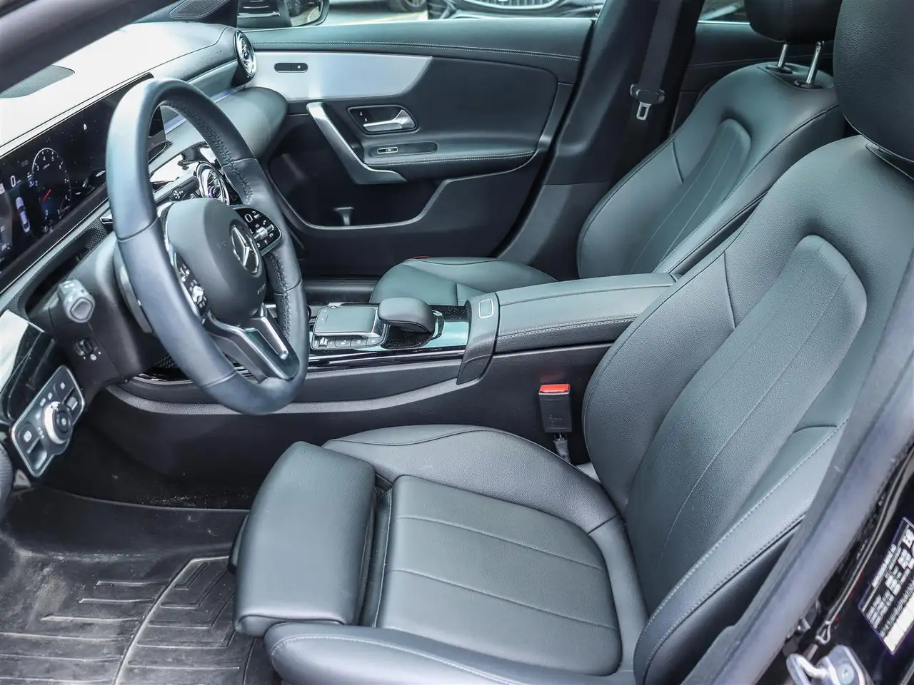 Mercedes-Benz CLA снимка Mercedes-Benz CLA