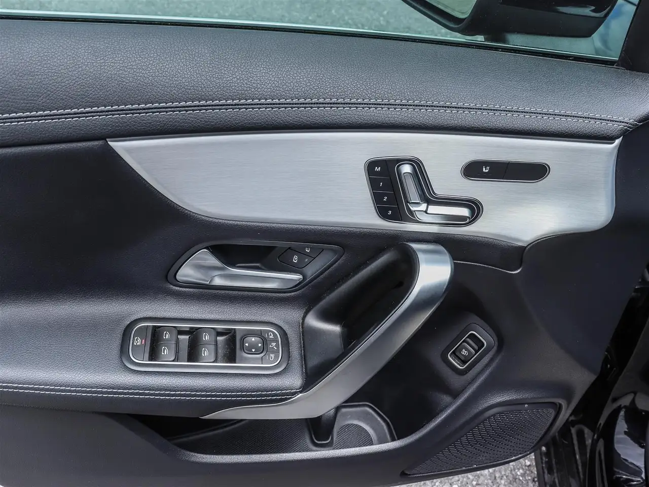 Mercedes-Benz CLA снимка Mercedes-Benz CLA