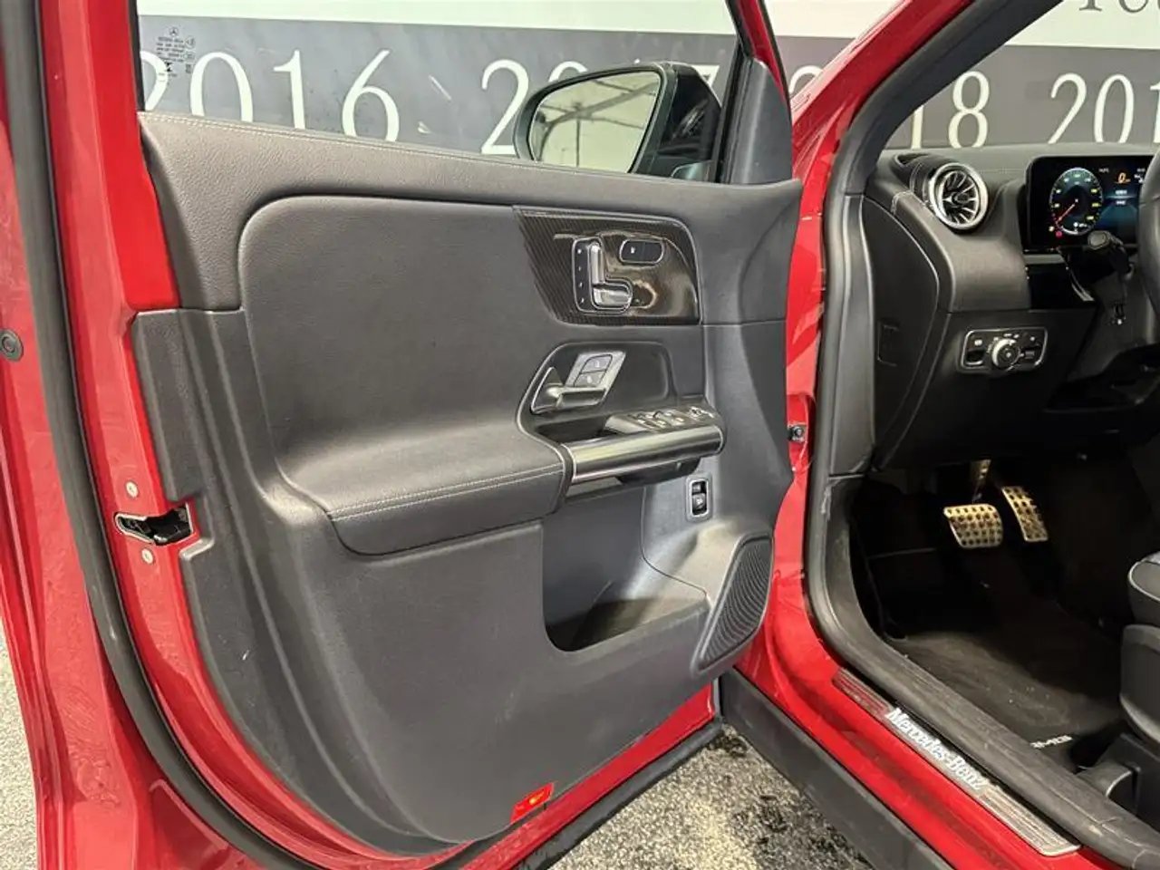 Mercedes-Benz GLA снимка Mercedes-Benz GLA