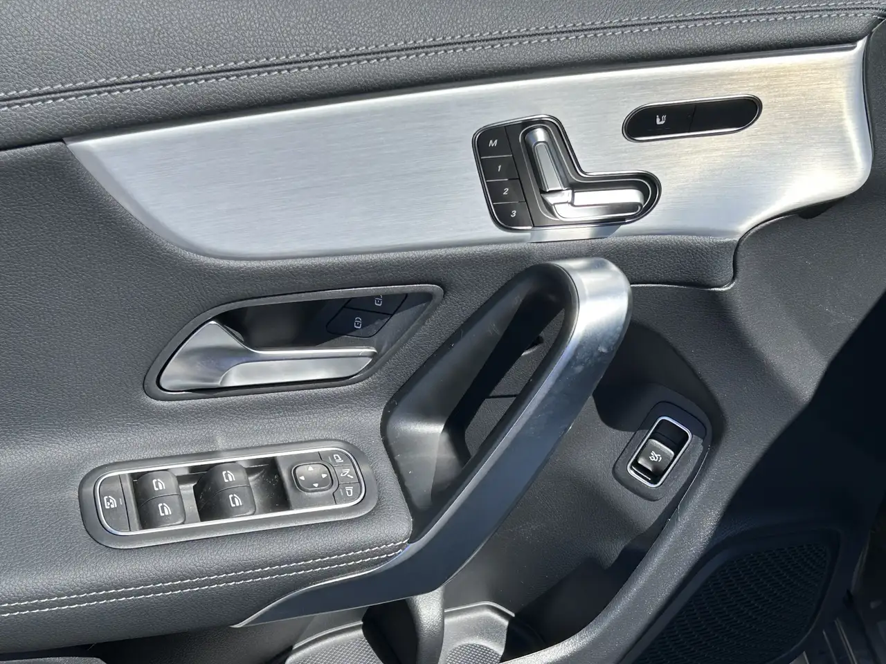 Mercedes-Benz CLA снимка Mercedes-Benz CLA