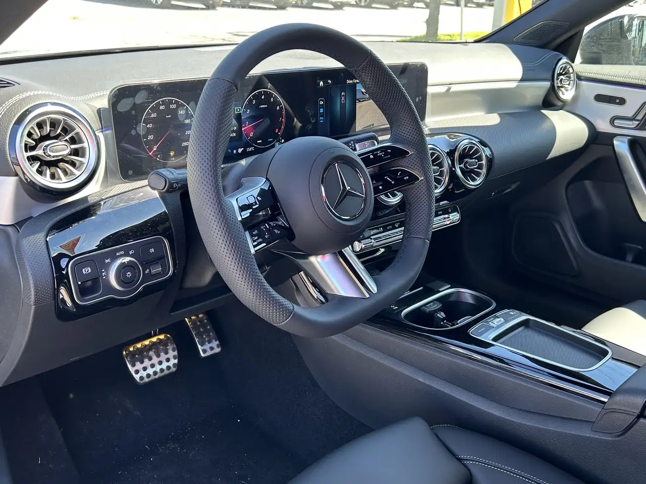 Mercedes-Benz CLA снимка Mercedes-Benz CLA