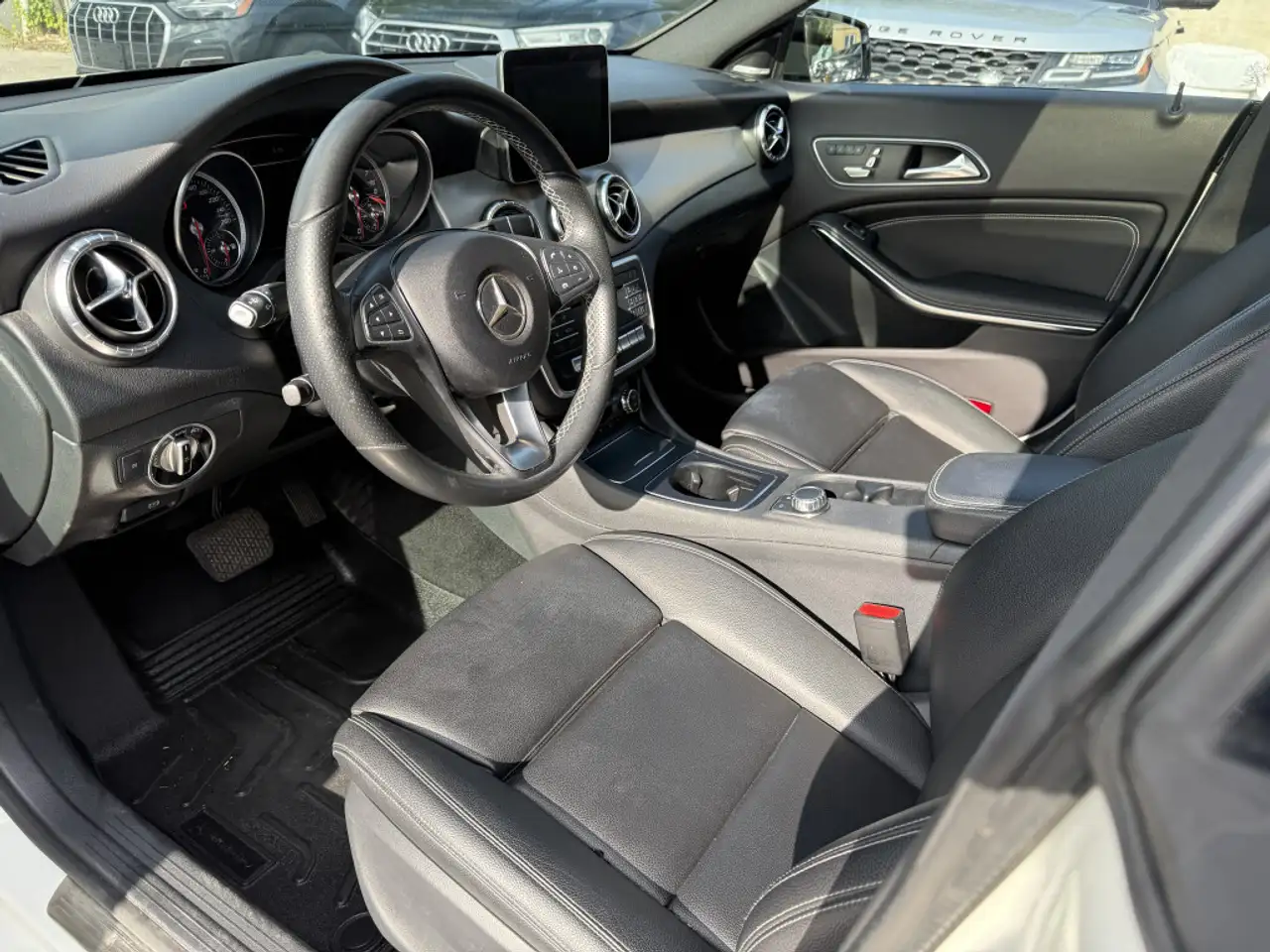 Mercedes-Benz CLA снимка Mercedes-Benz CLA