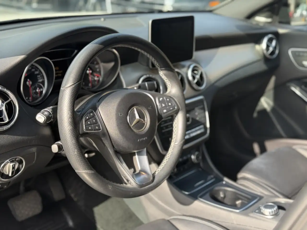 Mercedes-Benz CLA снимка Mercedes-Benz CLA