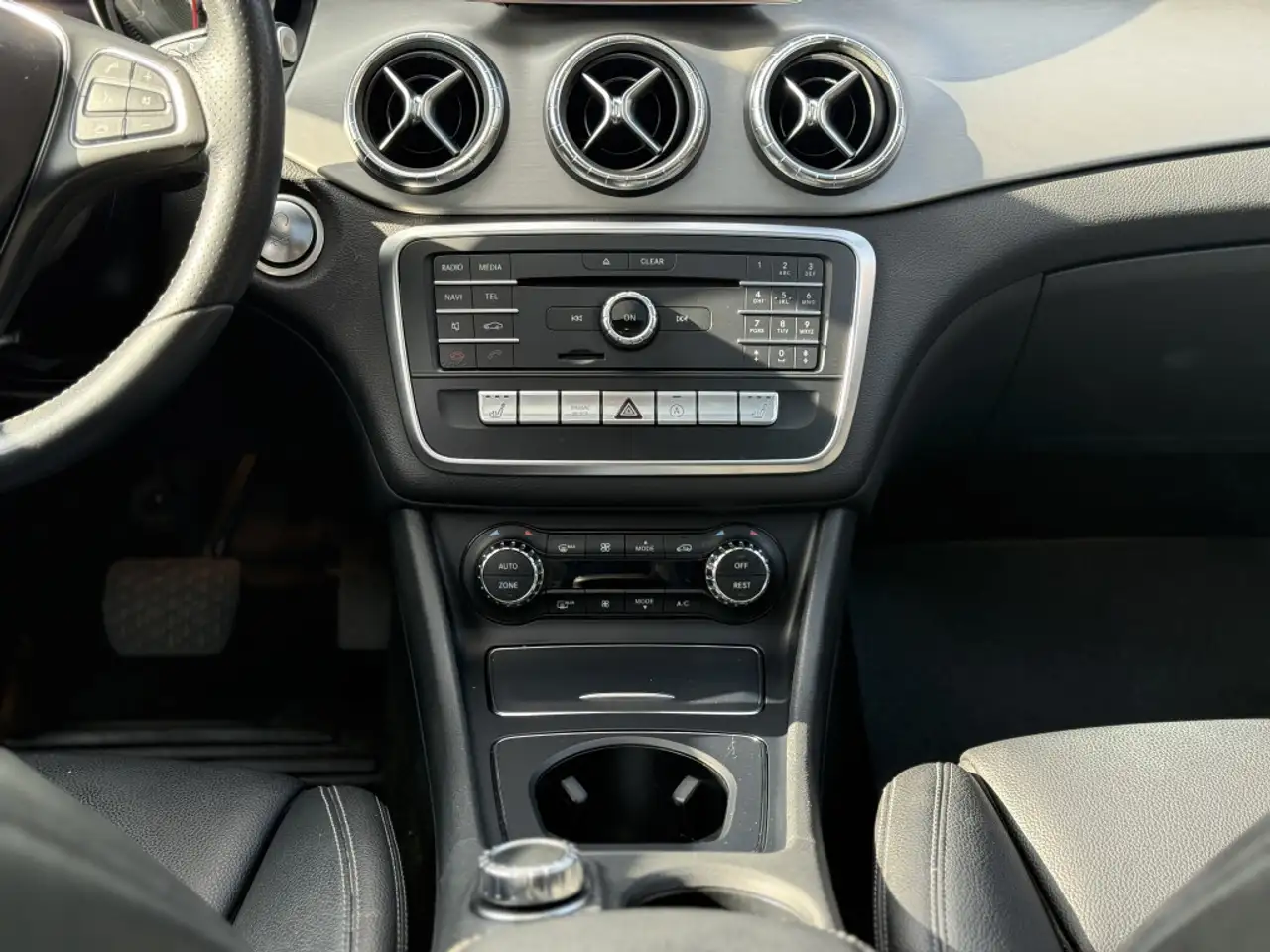 Mercedes-Benz CLA снимка Mercedes-Benz CLA