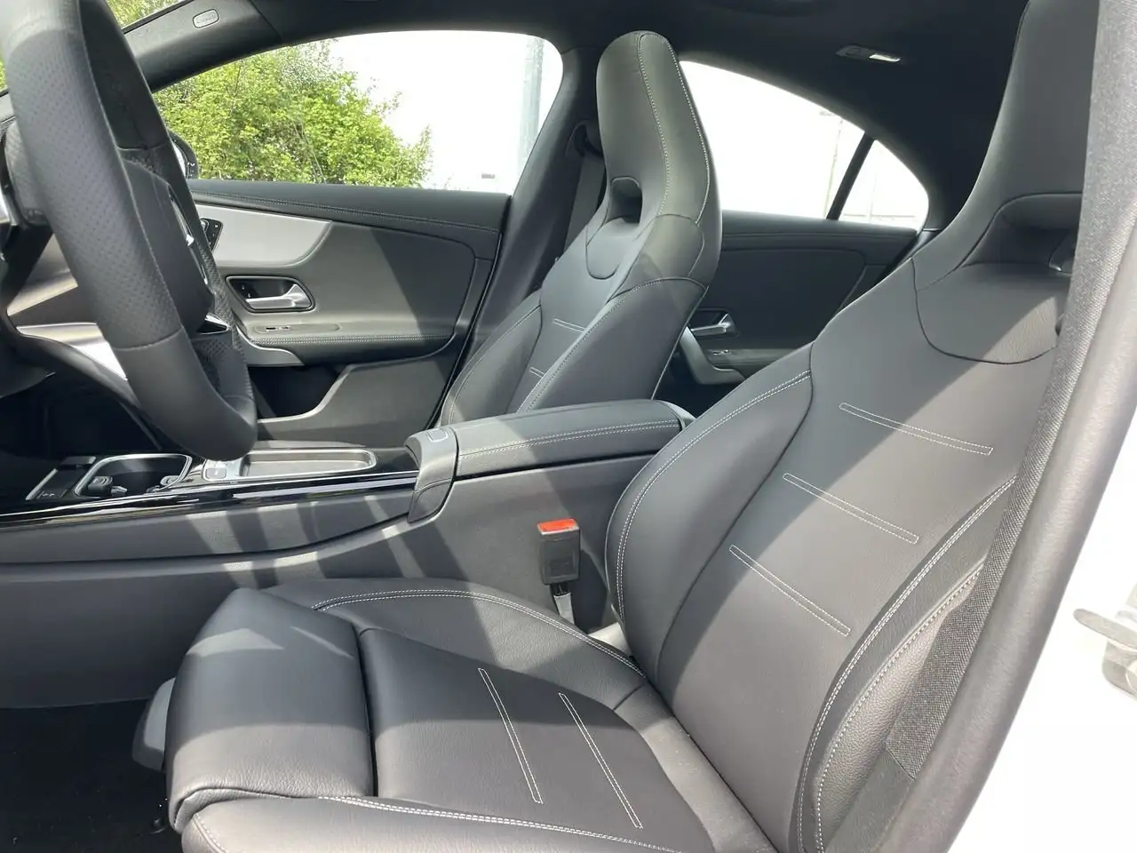 Mercedes-Benz CLA снимка Mercedes-Benz CLA