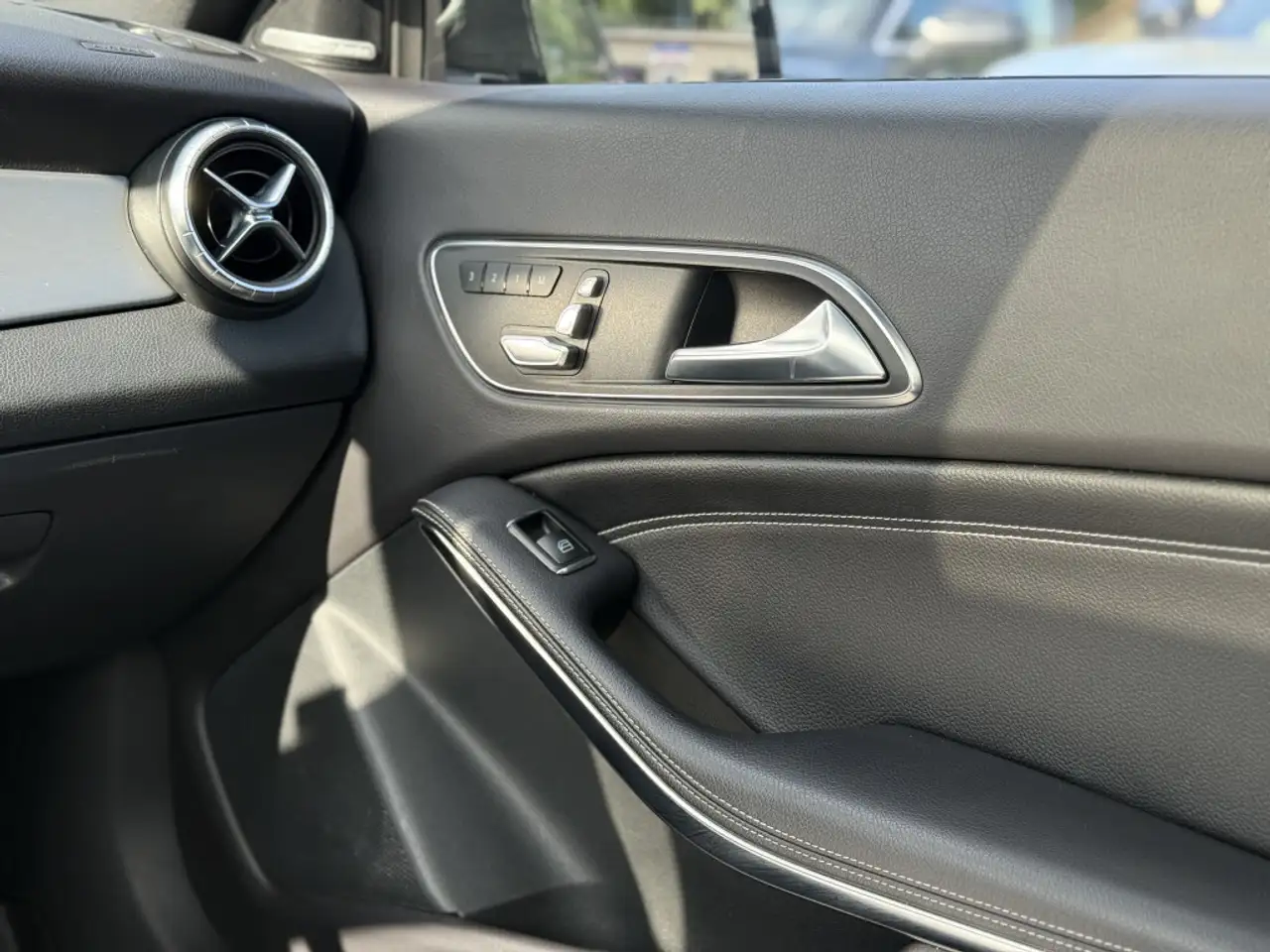 Mercedes-Benz CLA снимка Mercedes-Benz CLA