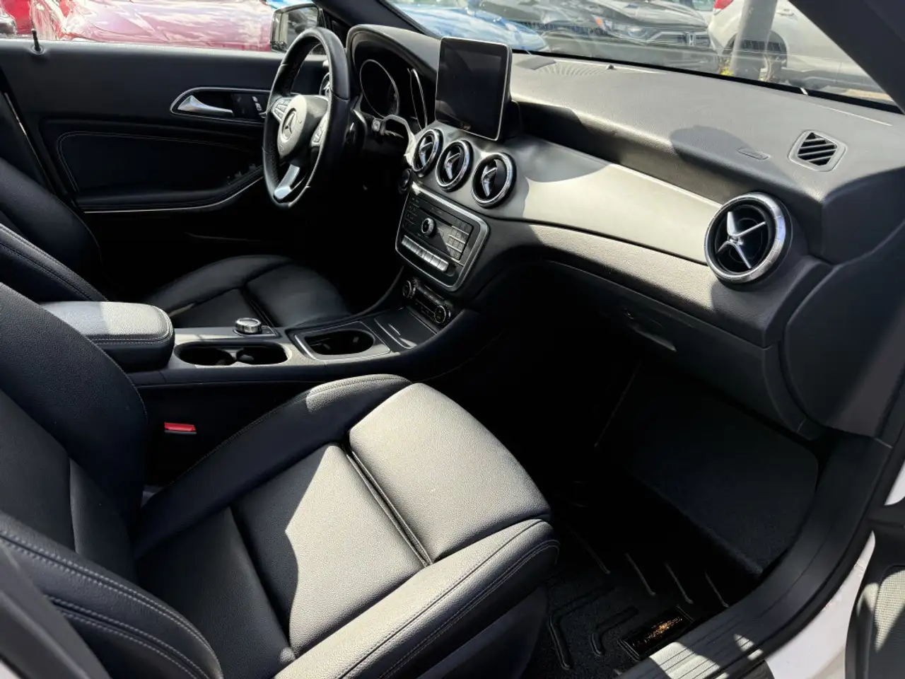 Mercedes-Benz CLA снимка Mercedes-Benz CLA