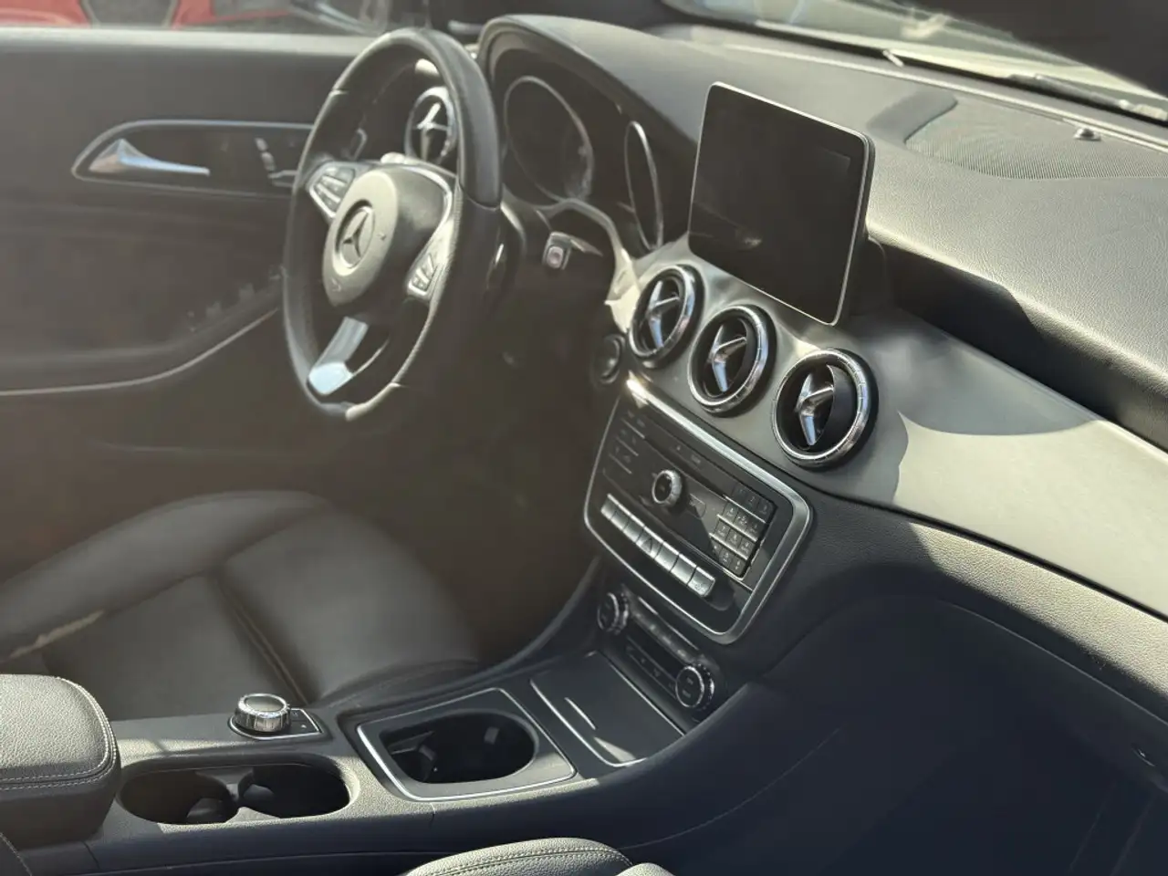Mercedes-Benz CLA снимка Mercedes-Benz CLA