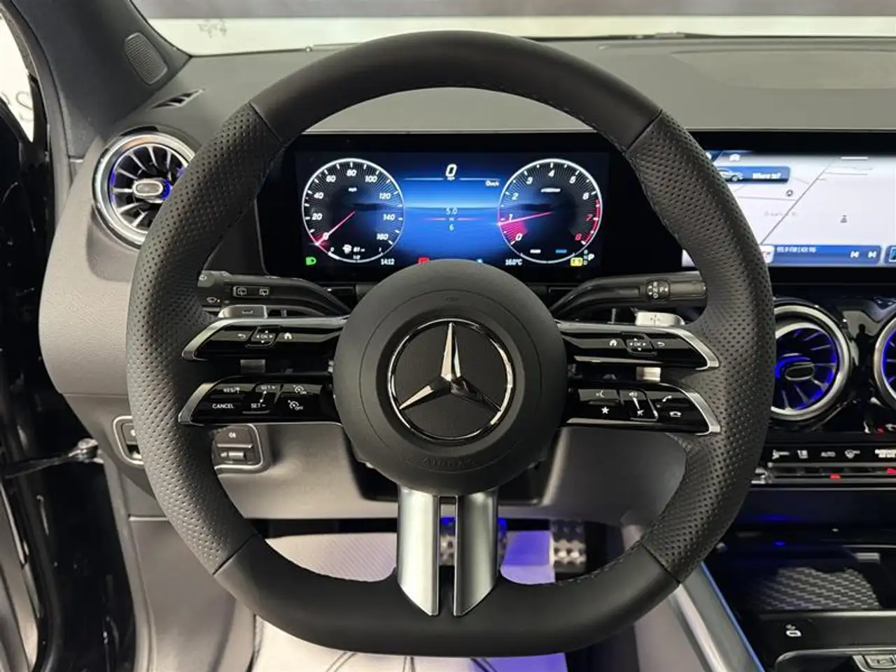 Mercedes-Benz GLA снимка Mercedes-Benz GLA