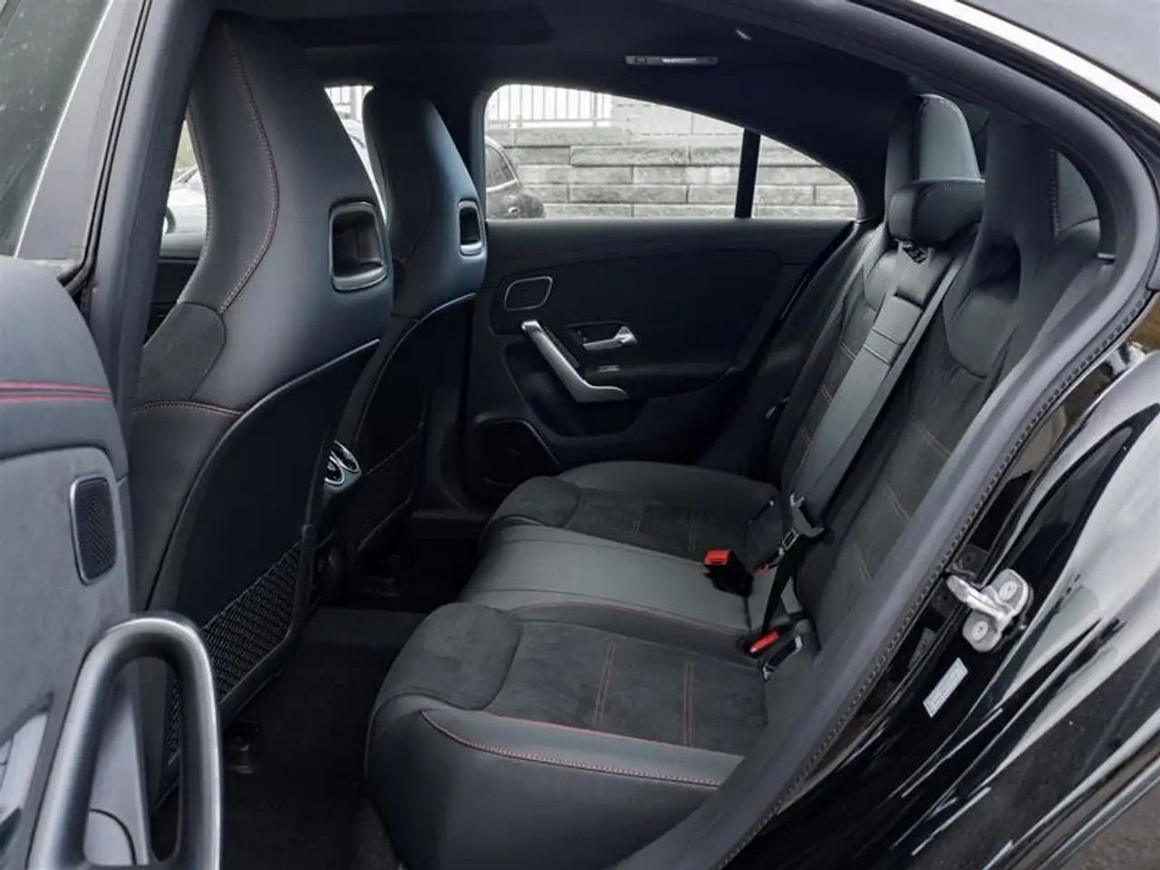 Mercedes-Benz CLA снимка Mercedes-Benz CLA