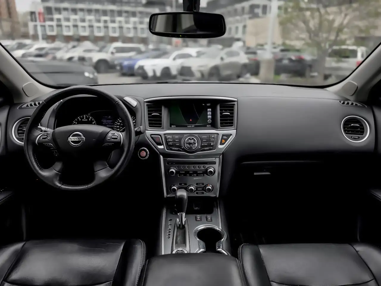Nissan Pathfinder снимка Nissan Pathfinder