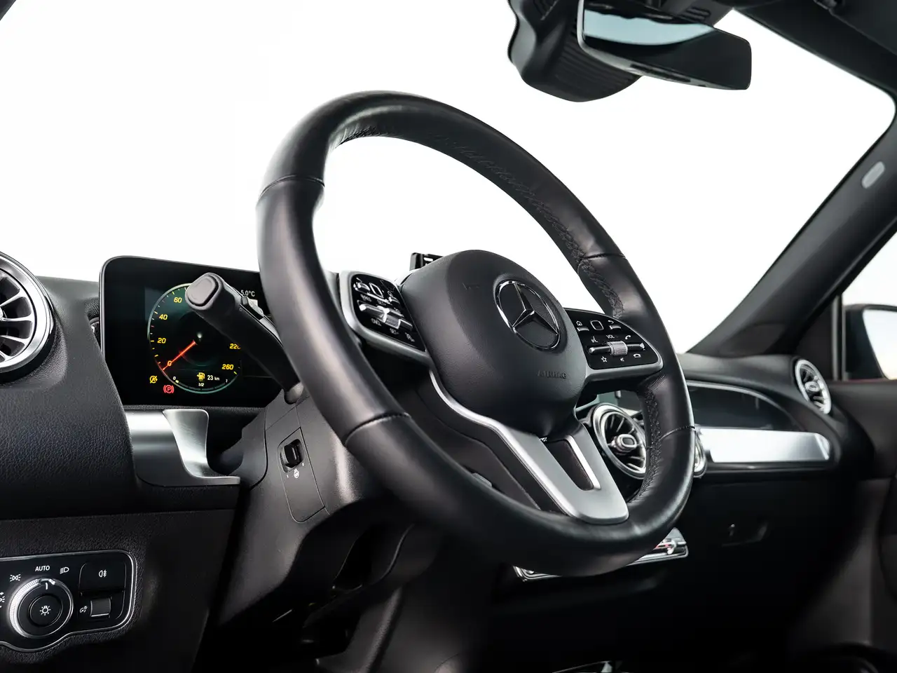 Mercedes-Benz GLB снимка Mercedes-Benz GLB