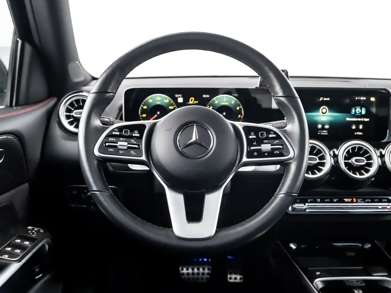 Mercedes-Benz GLB снимка Mercedes-Benz GLB