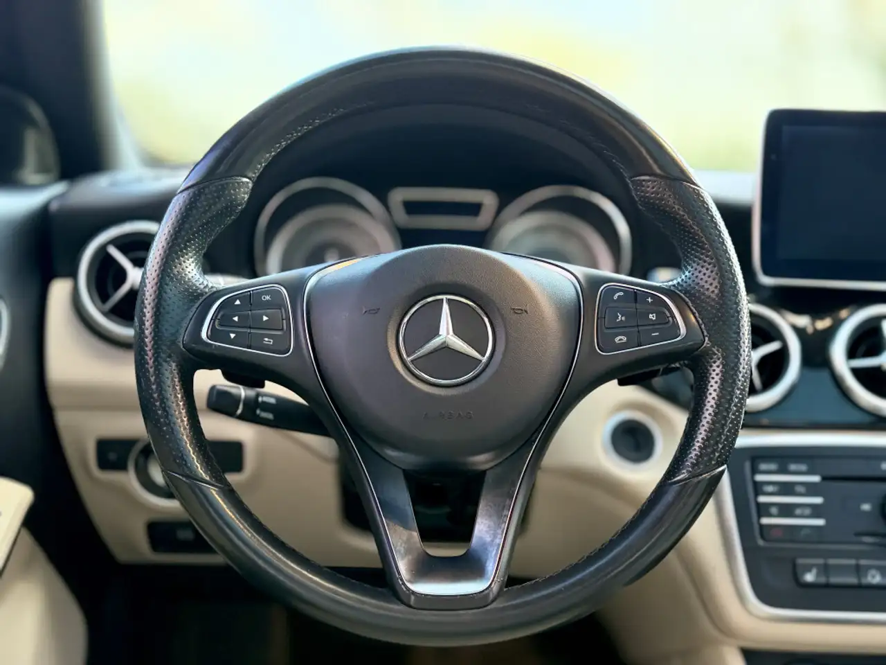 Mercedes-Benz CLA снимка Mercedes-Benz CLA