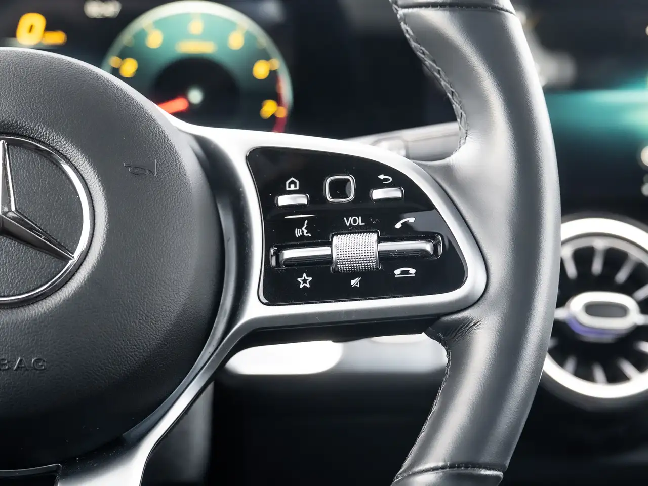 Mercedes-Benz GLB снимка Mercedes-Benz GLB