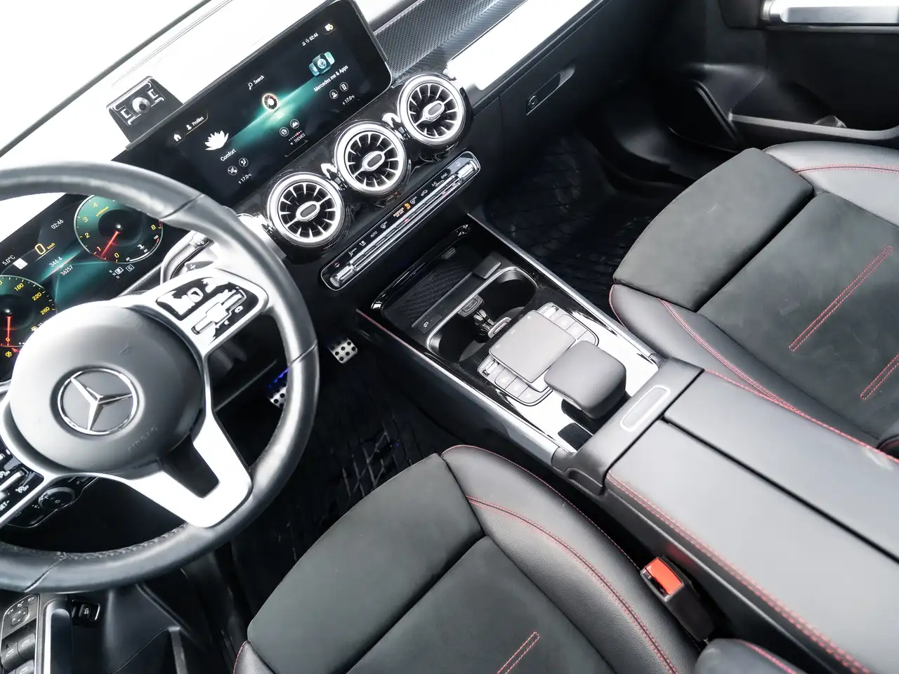 Mercedes-Benz GLB снимка Mercedes-Benz GLB