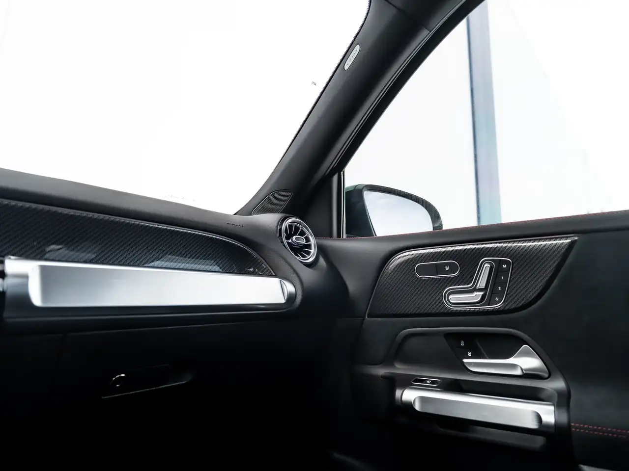 Mercedes-Benz GLB снимка Mercedes-Benz GLB